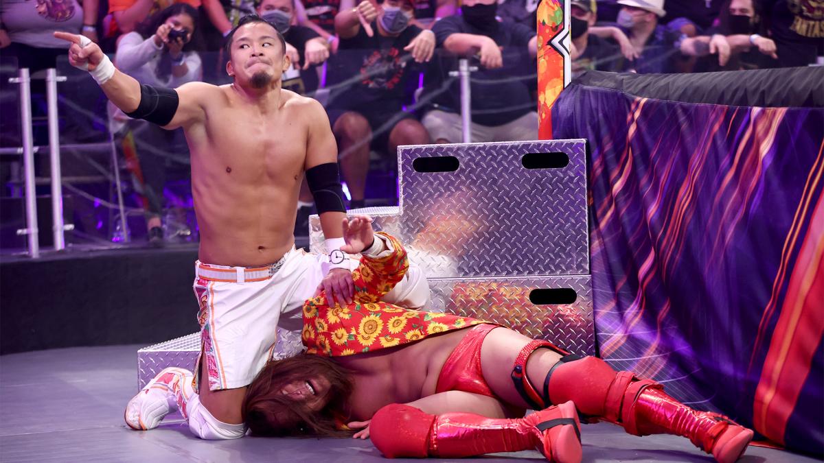 ステージにいるグイード・ブラザーズを指さすKUSHIDA（左）と倒れるイケメン（Ｃ）2021 WWE, Inc. All Rights Reserved.