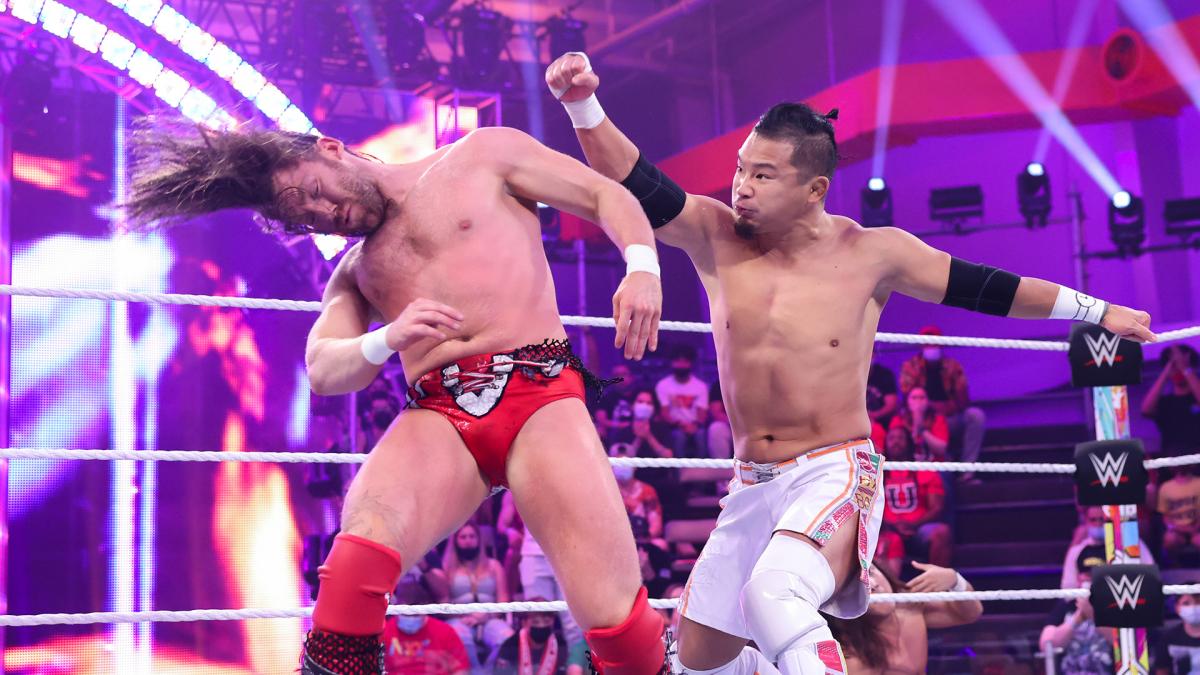 ドレイク（左）とエルボー合戦を展開したKUSHIDA（Ｃ）2021 WWE, Inc. All Rights Reserved.