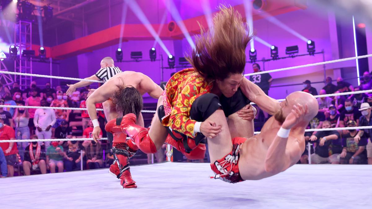 敵タッグの合体技チケット・トゥ・メイヘムを浴びるイケメン（中央）（Ｃ）2021 WWE, Inc. All Rights Reserved.
