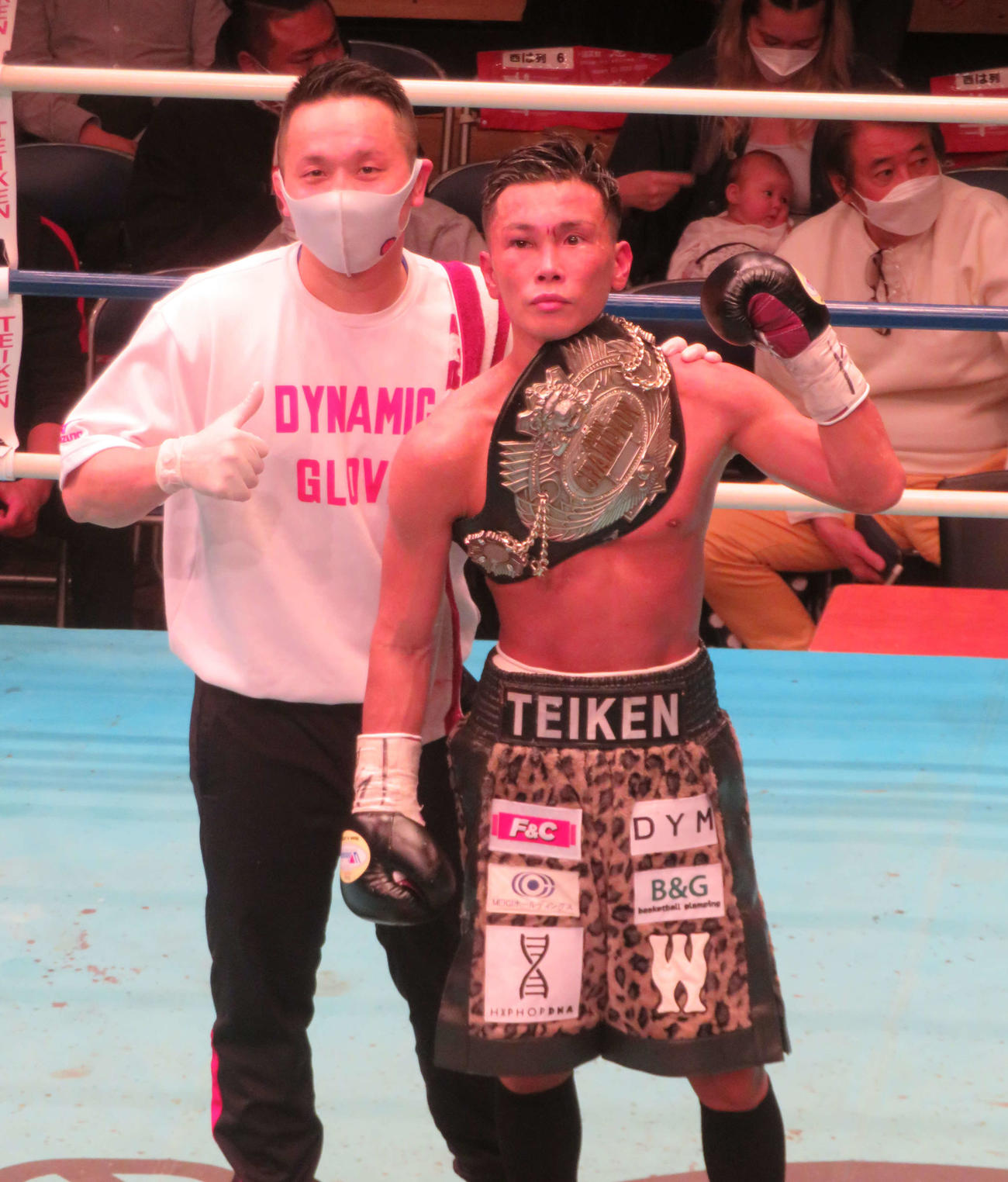日本ライトフライ級王座決定戦を制し、新王者となった岩田（右）。左は粟生トレーナー