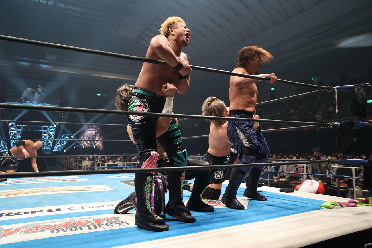 HOUSE OF TORTUREに金的を受けるYOSHI－HASHI（左）と後藤（新日本プロレス提供）