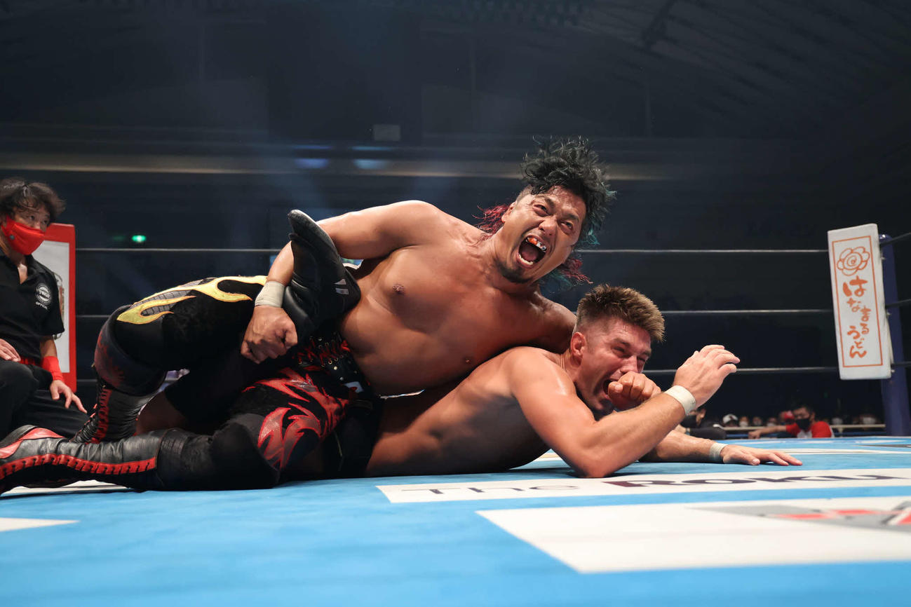 セイバーJrにSTFをかける鷹木（新日本プロレス提供）