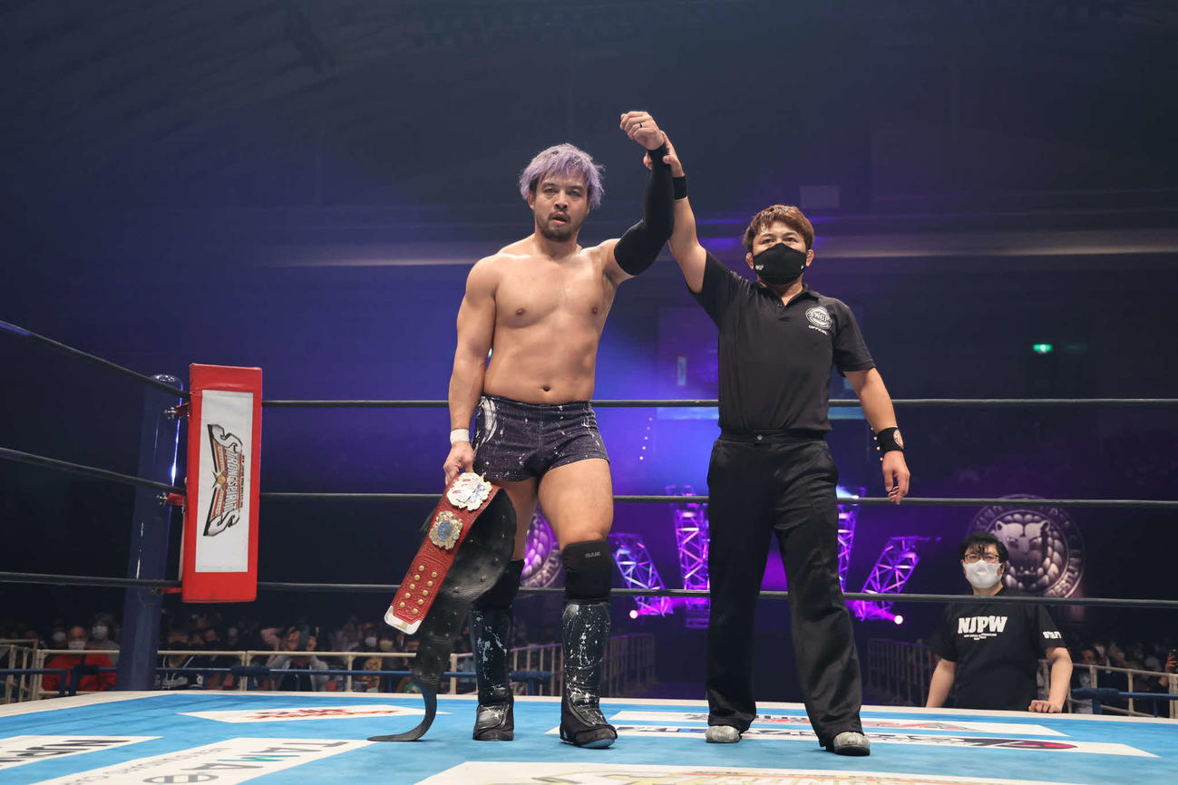 IWGP USヘビー級王座のベルトを手に、勝ち名乗りを受けるKENTA（新日本プロレス提供）