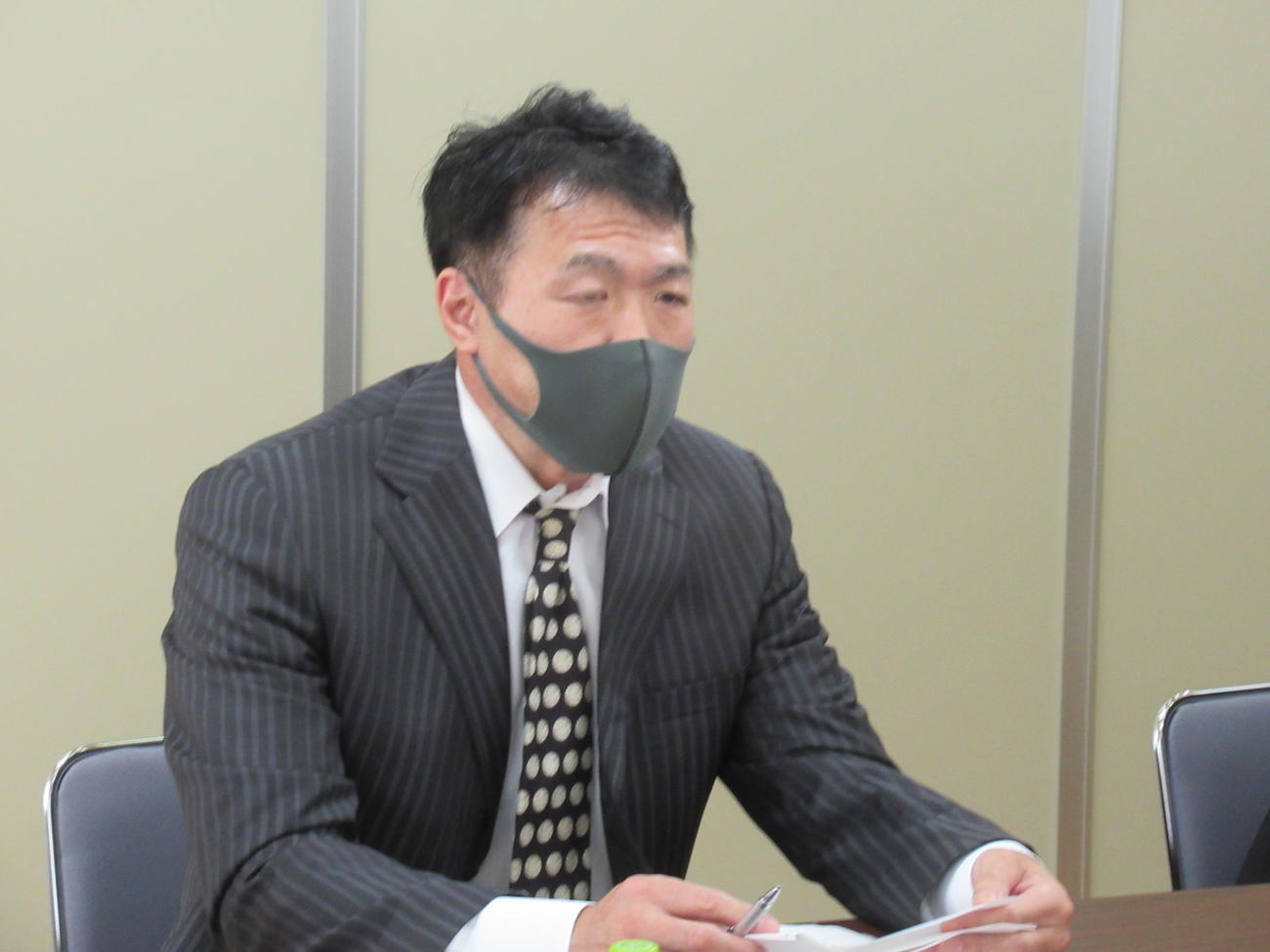 会見に臨むBMBジムの寺地会長（撮影・実藤健一）