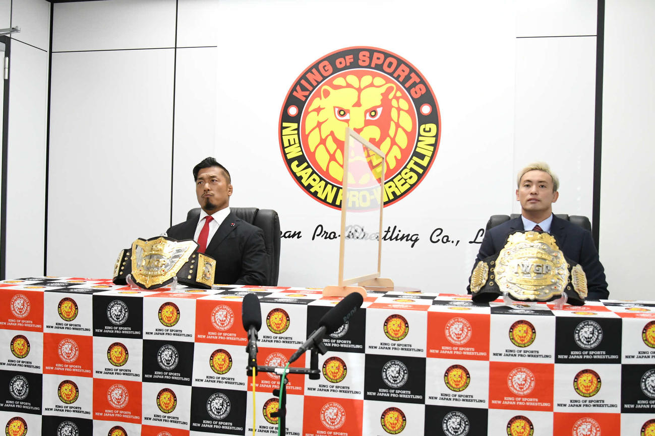 記者会見に臨むIWGP世界ヘビー級王者鷹木信悟（左）と挑戦者のオカダ・カズチカ（新日本プロレス提供）
