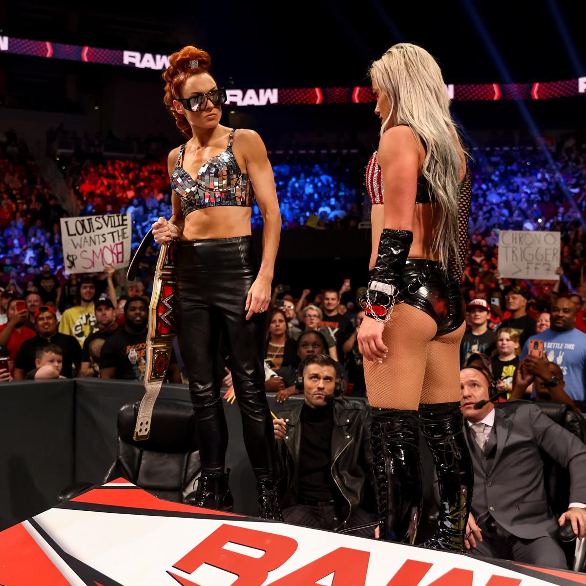次期挑戦者に決まったリブ・モーガン（右）は解説席の上でロウ女子王者ベッキー・リンチとにらみ合い（Ｃ）2021 WWE, Inc. All Rights Reserved.