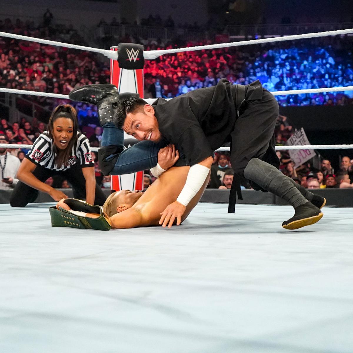 24／7新王者となったマーベリック（左）を丸め込み、王座奪取した戸沢（Ｃ）2021 WWE, Inc. All Rights Reserved.