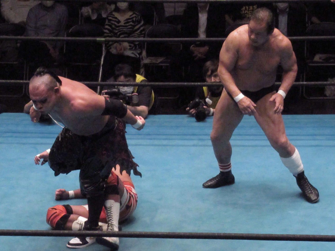 KAZMAに張り手をくらわす藤波（撮影・勝部晃多）