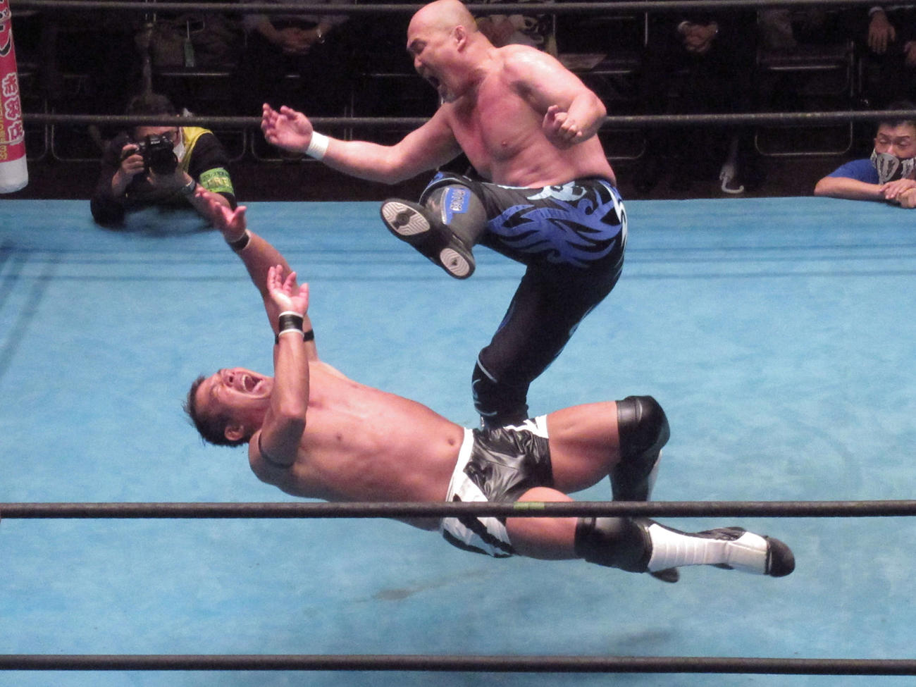 長井の蹴りを受ける望月（下）（撮影・勝部晃多）