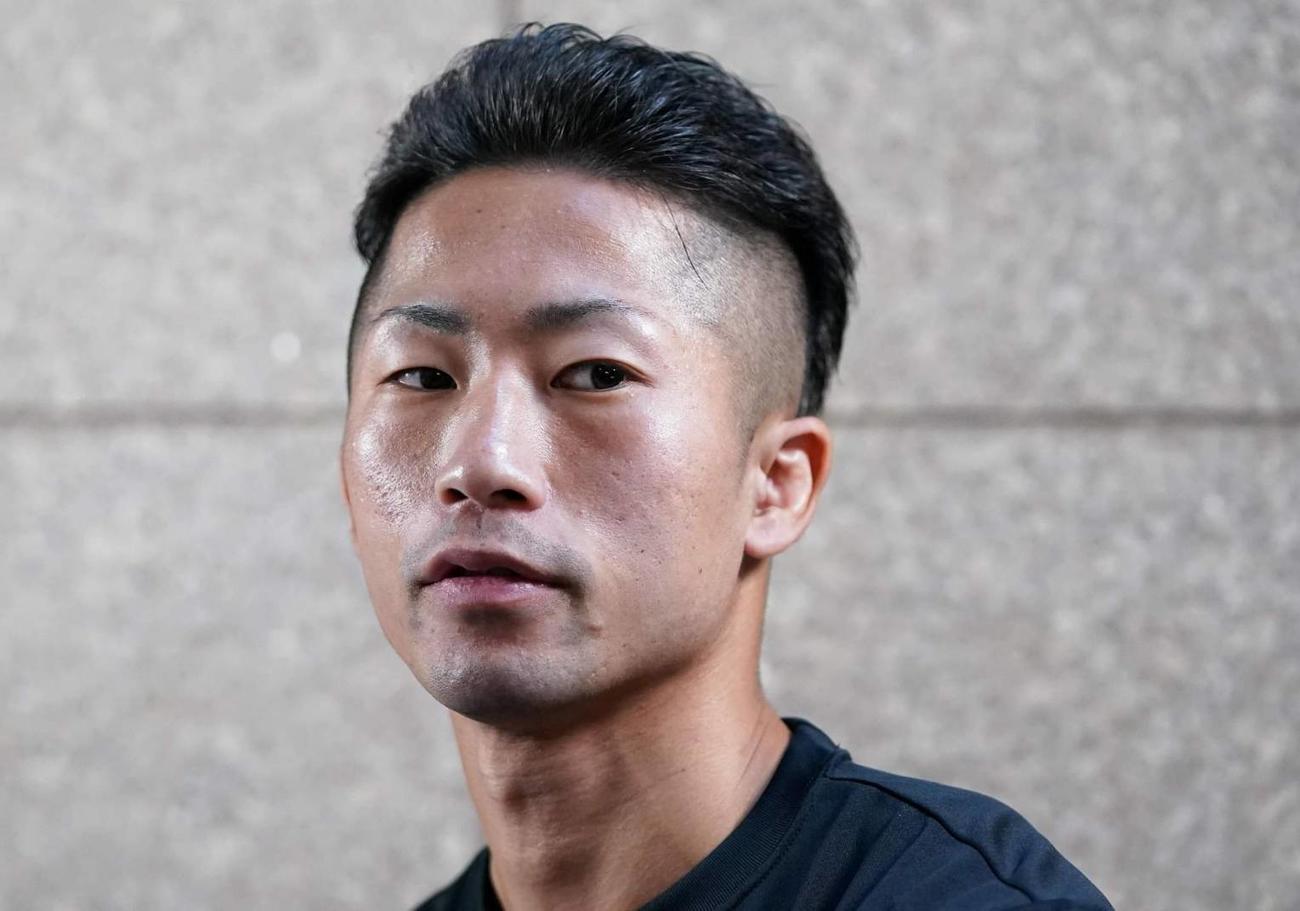 計量会場でリラックスした表情をみせた元WBC世界バンタム級暫定王者井上拓真（大橋ジム提供）
