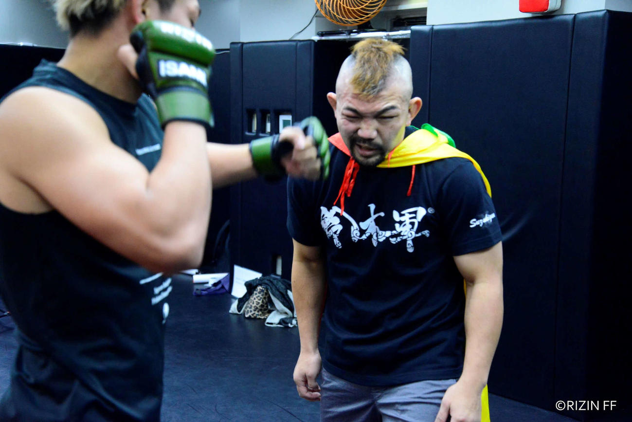 公開練習で鈴木（左）に自らの顔面を打たせる渡慶次（RIZIN FF提供）