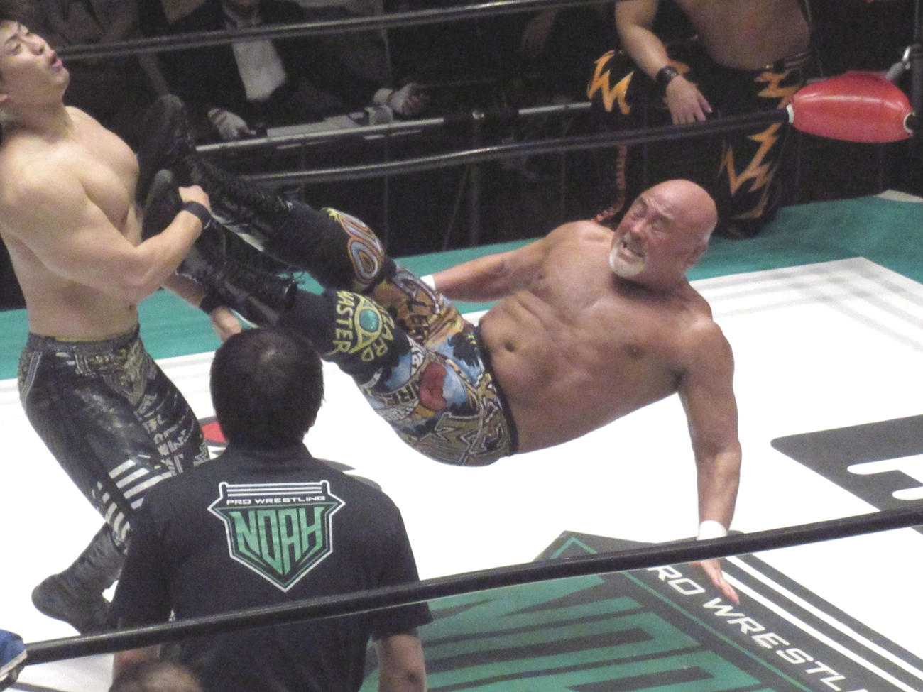 清宮にドロップキックを見舞う武藤（撮影・勝部晃多）