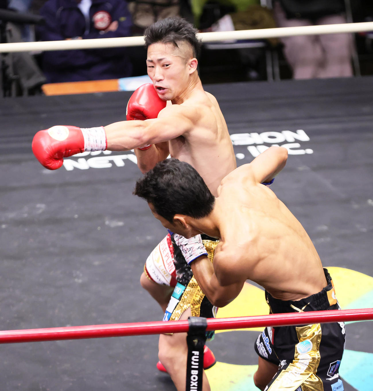 1回、井上（上）は和気に強烈なパンチを見舞う（撮影・足立雅史）