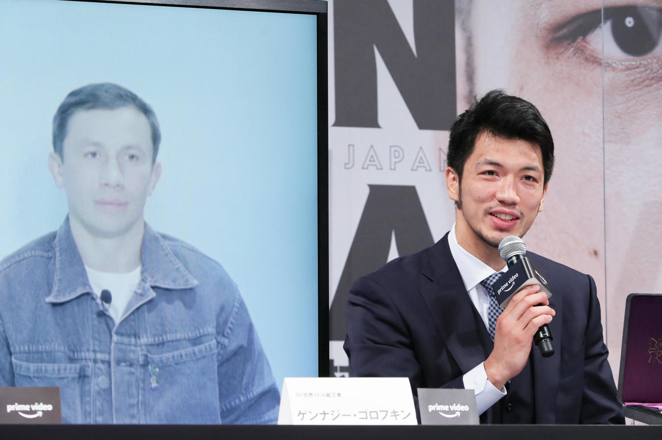 会見で笑みを浮かべる村田。左はリモートで会見に臨んだゴロフキン（撮影・足立雅史）