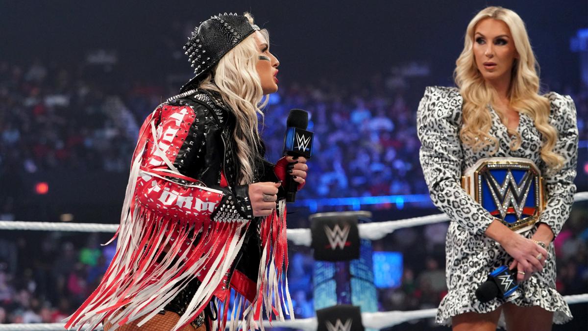 スマックダウン女子王者フレアー（右）に挑戦状をたたきつけたストーム（C）2021 WWE, Inc. All Rights Reserved.