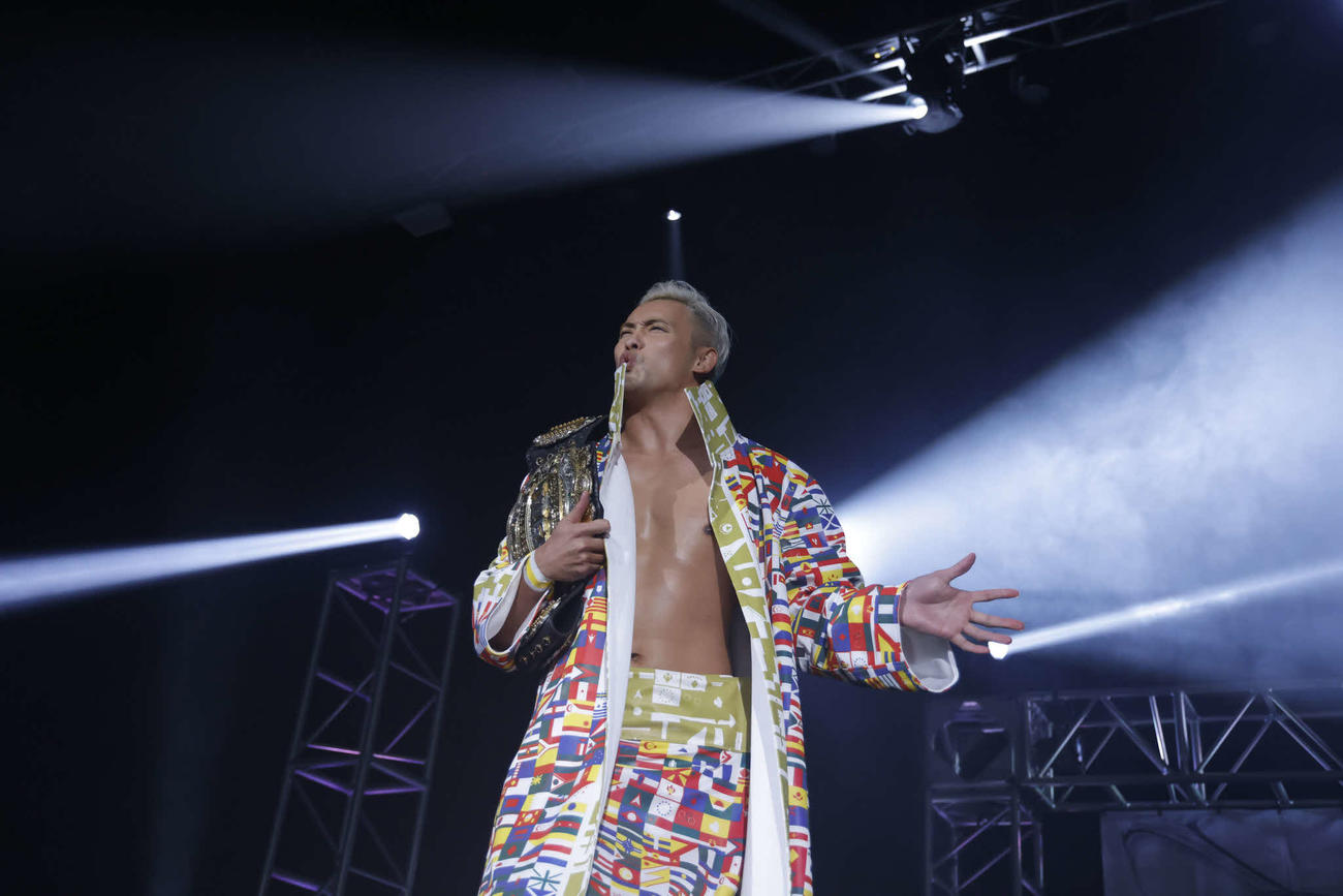 入場し拍手を浴びるオカダ（提供・新日本プロレス）