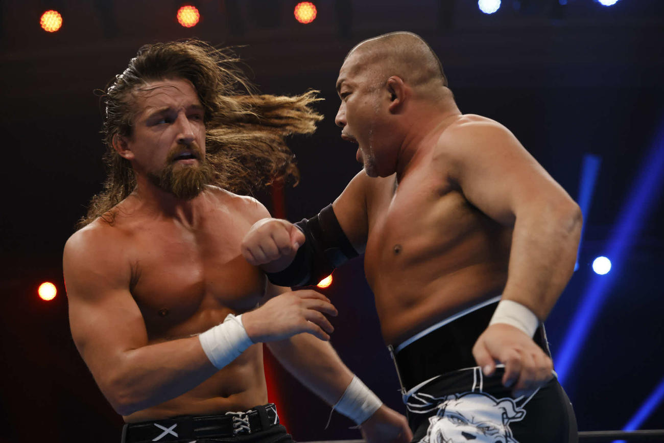 ホワイト（左）にエルボ－攻撃する石井（提供・新日本プロレス）