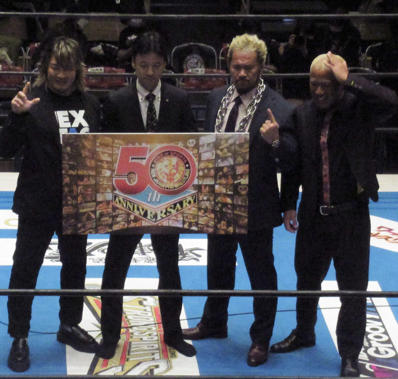 新日本プロレス50周年施策発表会見でポーズを取る出席者。右から、本間朋晃、真壁刀義、大張社長、棚橋弘至（撮影・勝部晃多）
