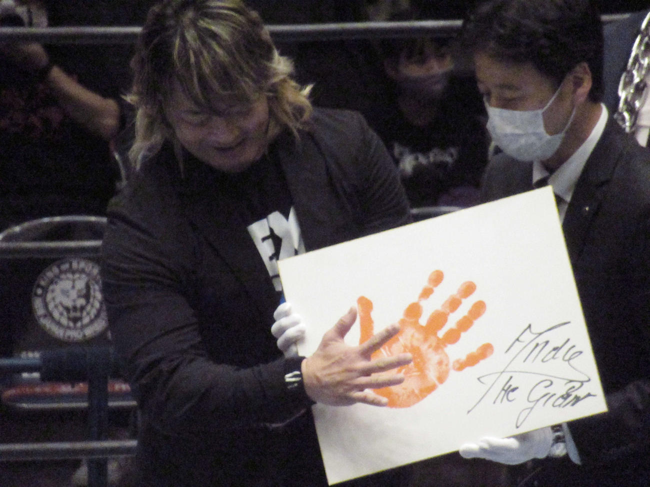 新日本プロレス50周年施策発表会見で笑顔を見せる棚橋（撮影・勝部晃多）