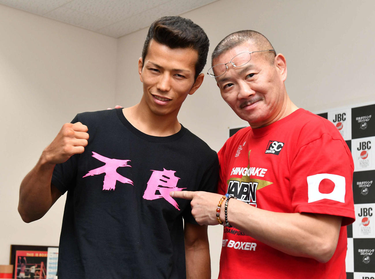16年7月、予備検診を終えた和気慎吾（左）は古口会長とポーズを決める