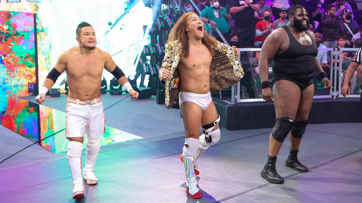 オデッセイ・ジョーンズ（右端）と組んだKUSHIDA（左端）とイケメン二郎のユニット「ジャケット・タイム」（C）2021 WWE, Inc. All Rights Reserved.