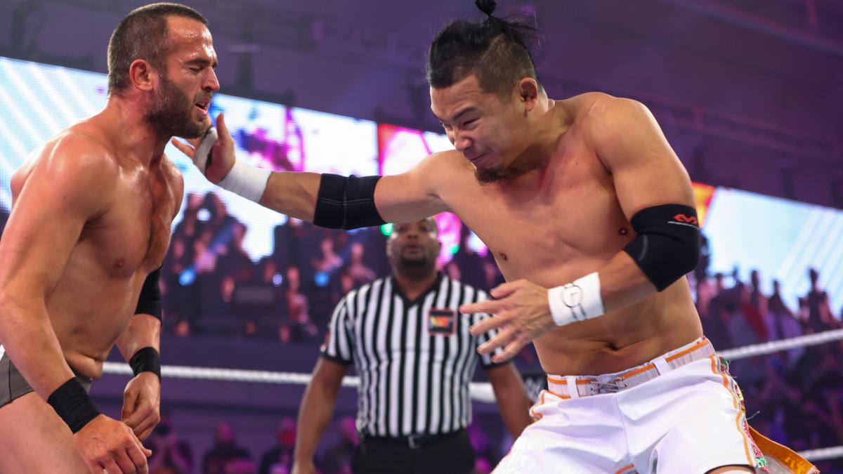 NXTクルーザー級王者ロデリック・ストロング（左）にビンタを浴びせたKUSHIDA（C）2021 WWE, Inc. All Rights Reserved.