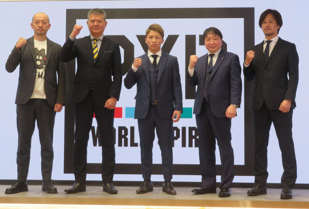 12・14両国の防衛戦がひかりTVとABEMAでPPV生配信されることが発表され、関係者と拳を握る井上尚（中央）
