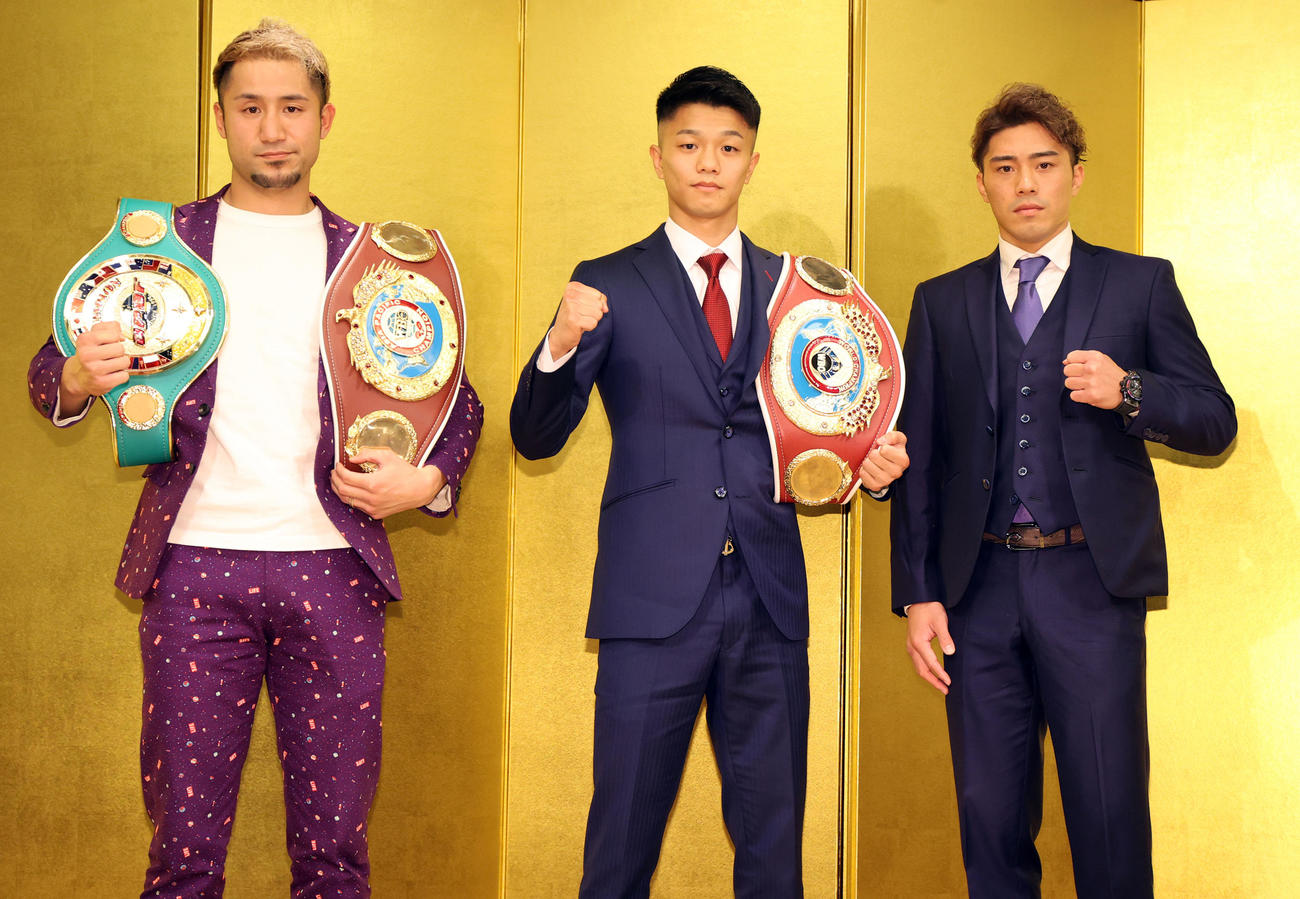 WBA＆IBF世界ミドル級王座統一戦のサポーティングカード発表で、ポーズを決める、左から吉野、中谷、伊藤（撮影・浅見桂子）