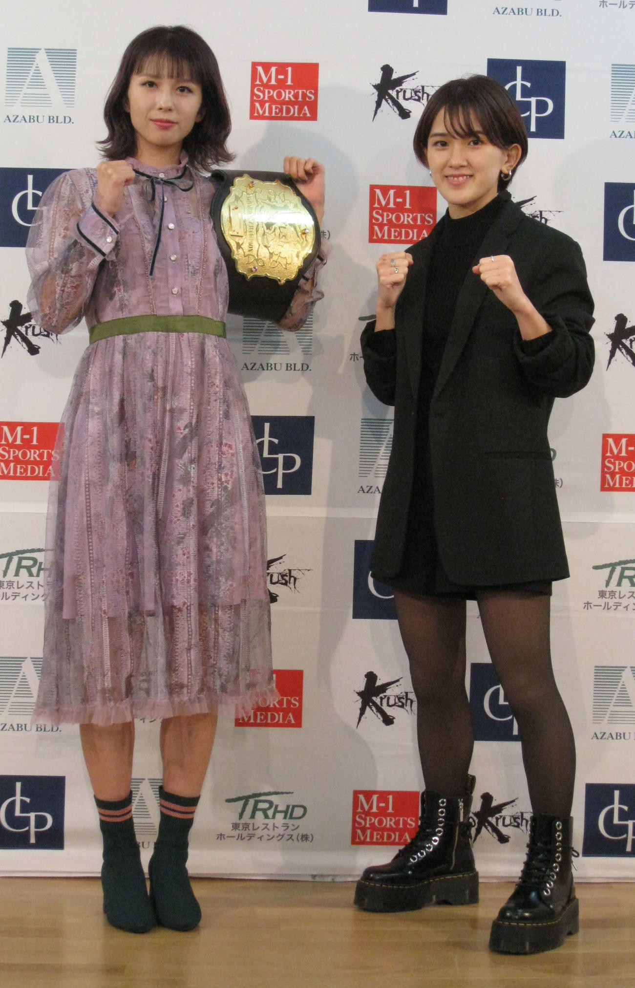 会見後、リラックスした表情の中にも、互いに闘志を燃やす王者菅原美優（左）と挑戦者MIO（撮影・吉池彰）