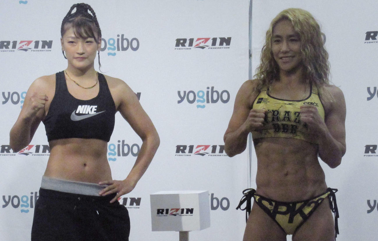 前日計量でポーズを取るRENA（左）と山本（撮影・勝部晃多）