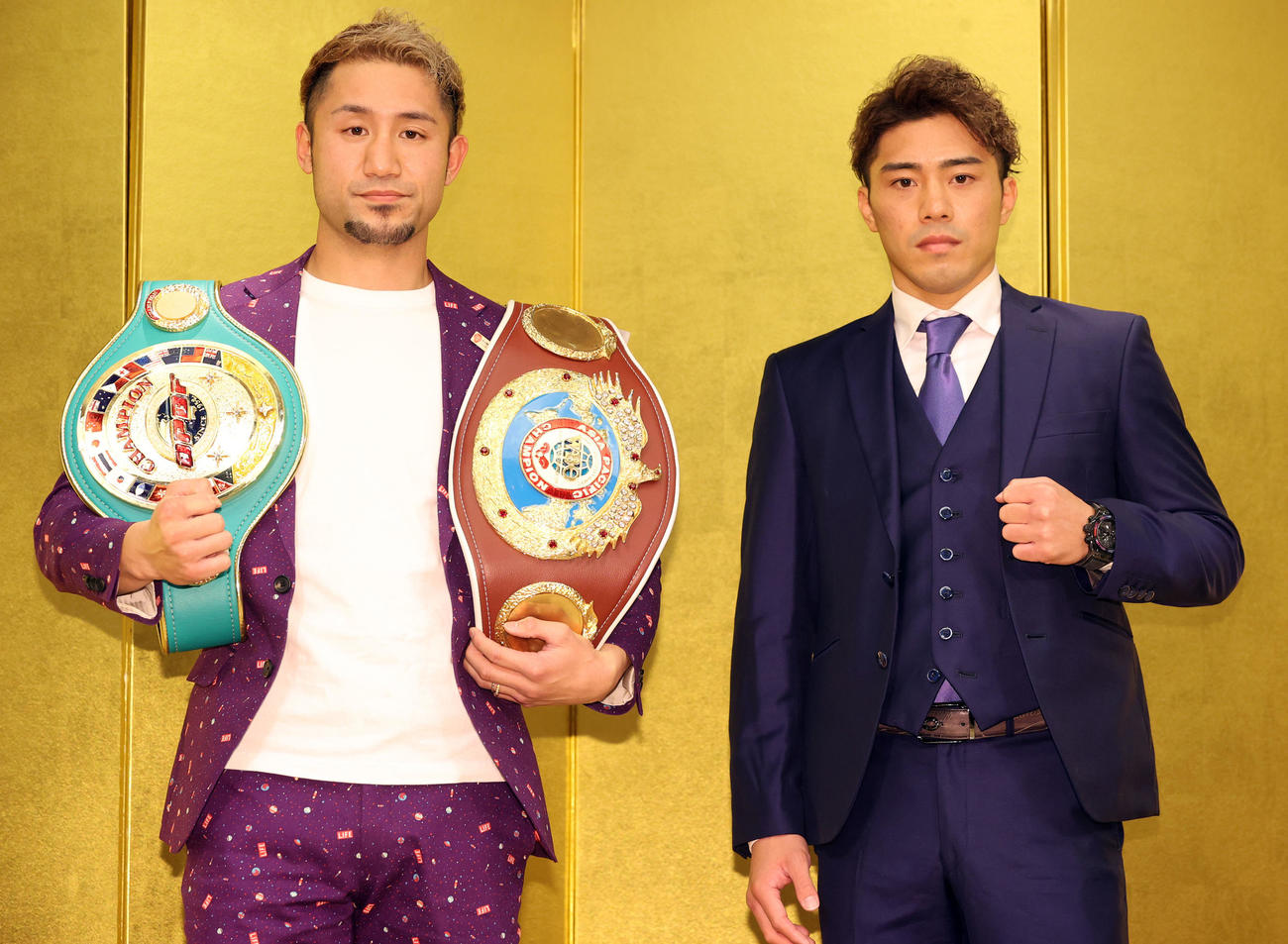 WBA＆IBF世界ミドル級王座統一戦のサポーティングカードのOPBF東洋太平洋＆WBOアジアパシフィックライト級王座統一戦に臨む吉野（左）と伊藤はポーズ（撮影・浅見桂子）