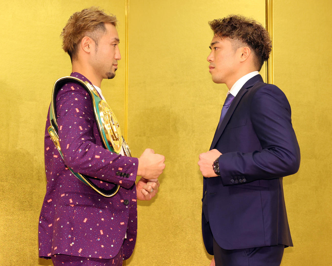 WBA＆IBF世界ミドル級王座統一戦のサポーティングカードのOPBF東洋太平洋＆WBOアジアパシフィックライト級王座統一戦に臨む吉野（左）と伊藤は向かい合う（撮影・浅見桂子）