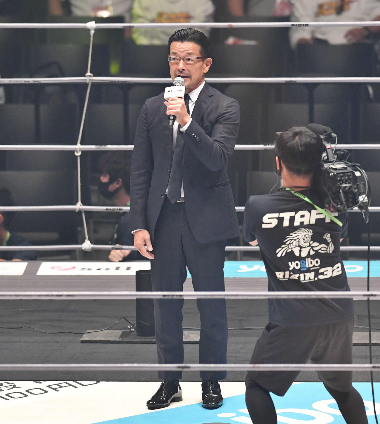 試合前、会場のファンにあいさつをするRIZINの榊原CEO（撮影・岩下翔太）