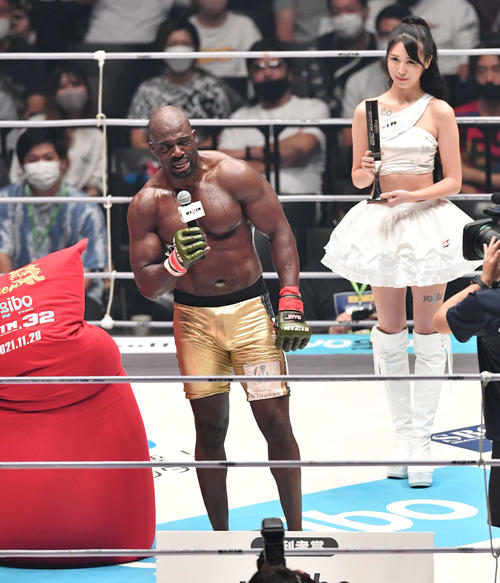 ボビー・オロゴン対北村克哉　北村克哉に勝利し、ファンにあいさつをするボビー・オロゴン（撮影・岩下翔太）