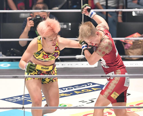 にっせー対古賀愛蘭　1回、古賀愛蘭（右）を攻めるにっせー（撮影・岩下翔太）