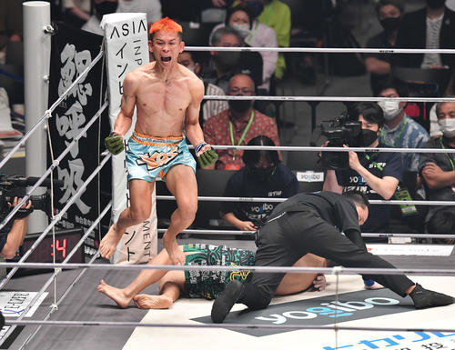 安谷屋智弘対宮城友一　1回、安谷屋智弘にKO勝利し、雄たけびをあげる宮城友一（撮影・岩下翔太）