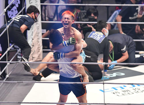 安谷屋智弘対宮城友一　1回、安谷屋智弘にKO勝利し、雄たけびをあげる宮城友一（撮影・岩下翔太）