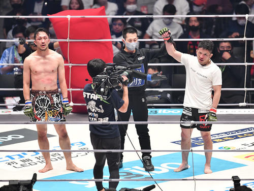 越智晴雄対曹竜也　曹竜也（左）に判定勝利した越智晴雄（撮影・岩下翔太）