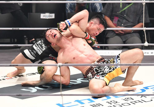 越智晴雄対曹竜也　3回、曹竜也（右）に技を仕掛ける越智晴雄（撮影・岩下翔太）