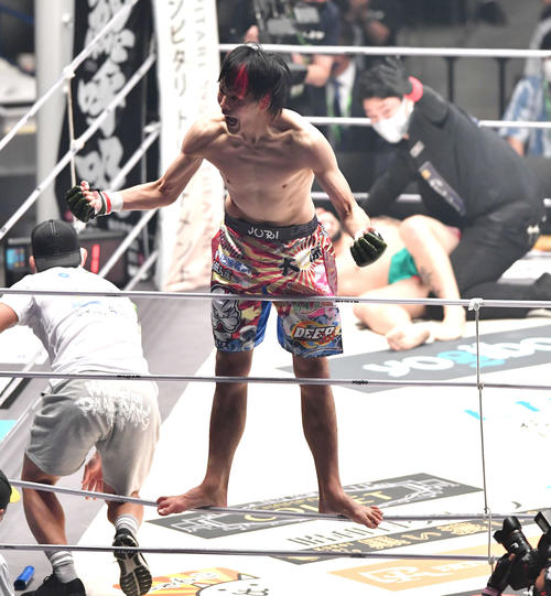 大原樹里対渡慶次幸平　1回、渡慶次幸平にTKO勝利し、雄たけびをあげる大原樹里（撮影・岩下翔太）