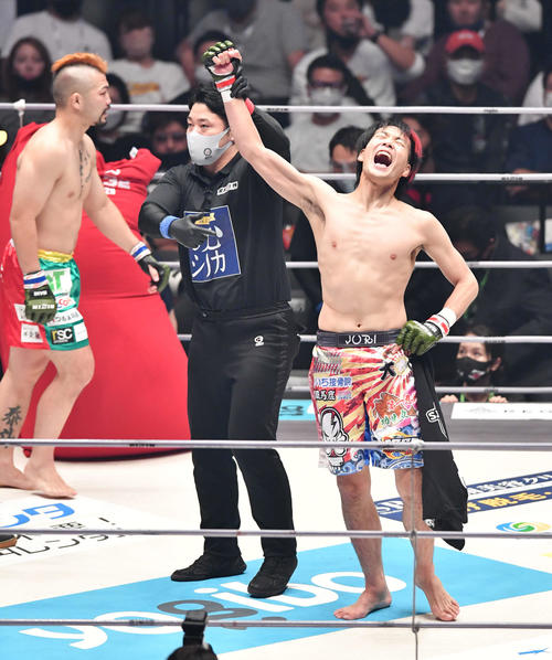 大原樹里対渡慶次幸平　1回、渡慶次幸平（左）にTKO勝利し、雄たけびをあげる大原樹里（撮影・岩下翔太）