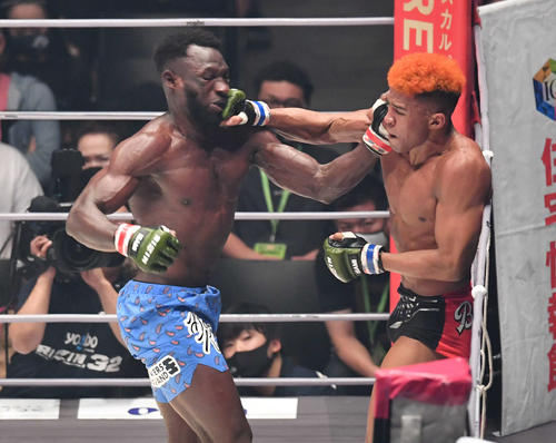 ロクク・ダリ対“ブラックパンサー”ベイノア　3回、“ブラックパンサー”ベイノアの強烈な一撃がロクク・ダリ（左）の顔面をとらえる（撮影・岩下翔太）