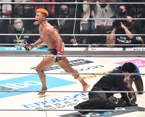 ロクク・ダリ対“ブラックパンサー”ベイノア　3回、ロクク・ダリ（右）にTKO勝利し、雄たけびをあげる“ブラックパンサー”ベイノア（撮影・岩下翔太）