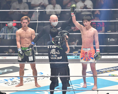 寺山遼冴対弘樹　弘樹（左）に判定勝利した寺山遼冴（撮影・岩下翔太）