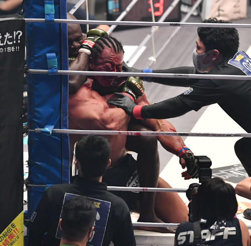 北村克哉（右）に勝利したボビー・オロゴン（撮影・岩下翔太）