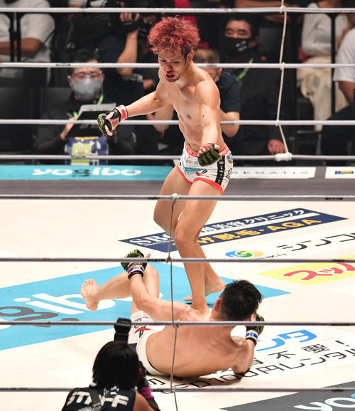 砂辺光久対前田吉朗　3回、終盤にダウンした前田吉朗（手前）に立ち上がるよう促す砂辺光久（撮影・岩下翔太）