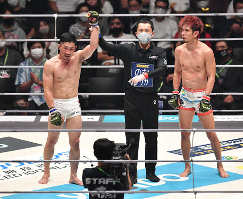 砂辺光久対前田吉朗　砂辺光久（右）に判定勝利した前田吉朗（撮影・岩下翔太）