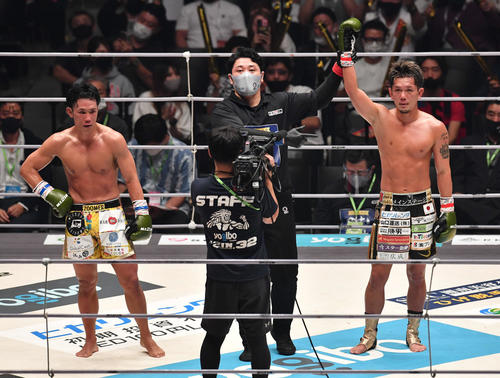 皇治対祖根寿麻　祖根寿麻（左）に判定勝利した皇治（撮影・岩下翔太）