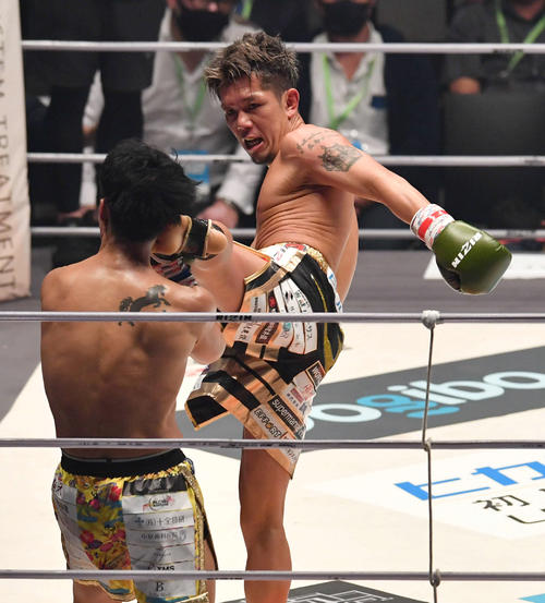 皇治対祖根寿麻　2回、祖根寿麻（左）を攻める皇治（撮影・岩下翔太）