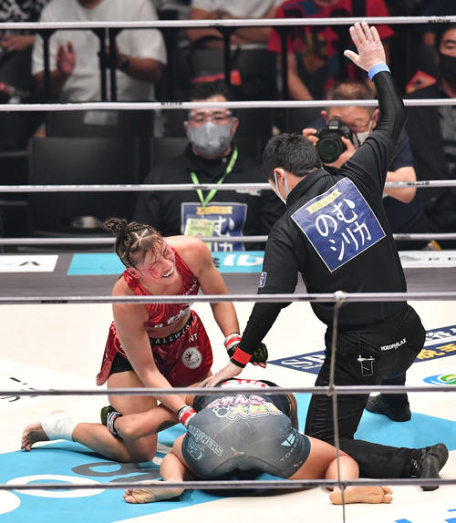 山本美憂（手前）にTKO勝利したRENA（撮影・岩下翔太）